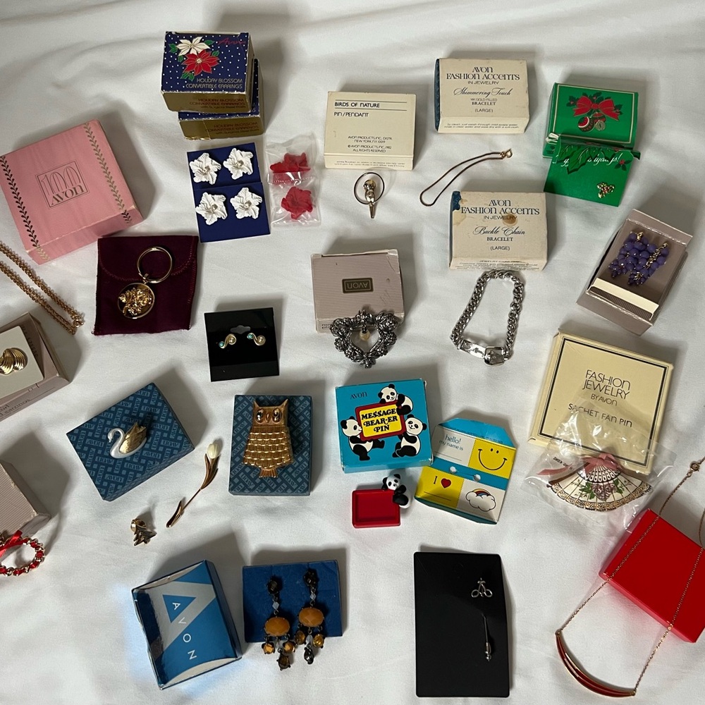 Vintage Avon Assorted Jewelry Lot 29 Necklaces, Bracelets, brooches, Earrings